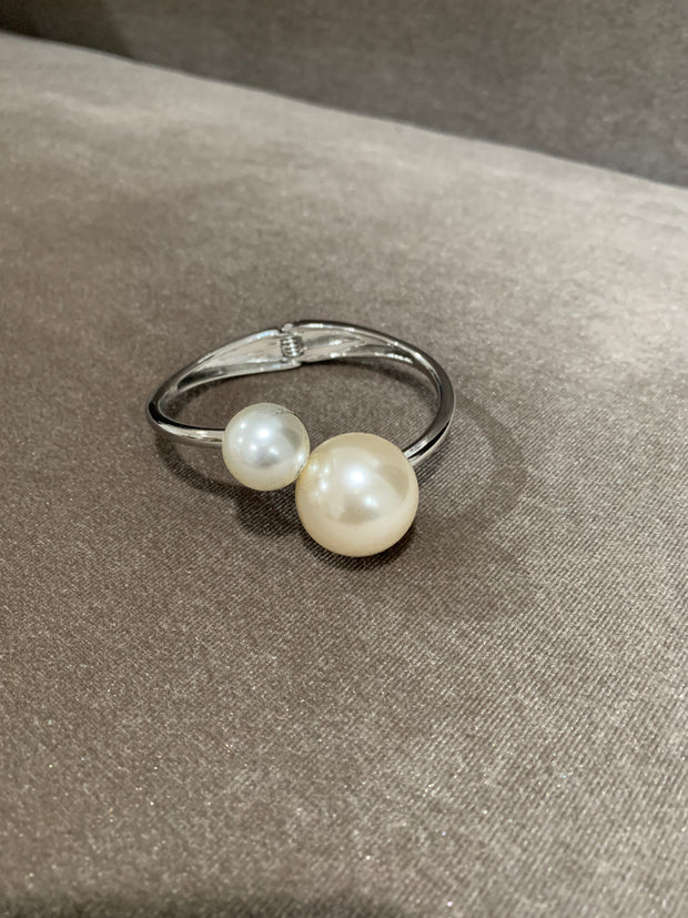 Class Act Pearl Bracelet (Silver)
